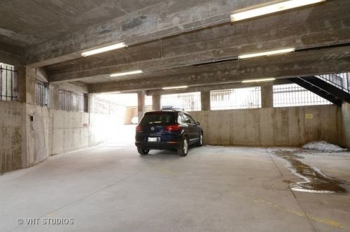 632 Barry Ave, Chicago IL  60657-7152 exterior