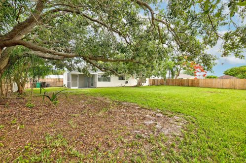 1925 Redwing Cir, Fort Pierce FL 34952-8834 exterior