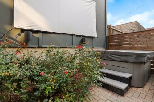 1243 Cleaver St, Chicago IL  60642-3334 exterior