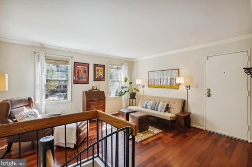 607 Bashford Ln, Alexandria, VA 22314-1144