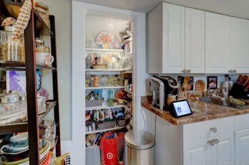 302 Woodbridge St, Manchester CT 06042-2372 exterior