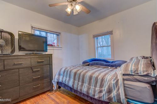 528 Creston St, Meskegon MI 49442-2262 exterior