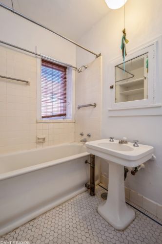 1372 57th St, Chicago IL 60637-1725 exterior