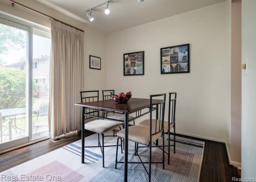 943 Kirts Blvd, Troy MI 48084-4837 exterior