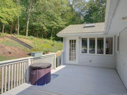 39 Tra Mart Dr, Uncasville CT  06382-1115 exterior