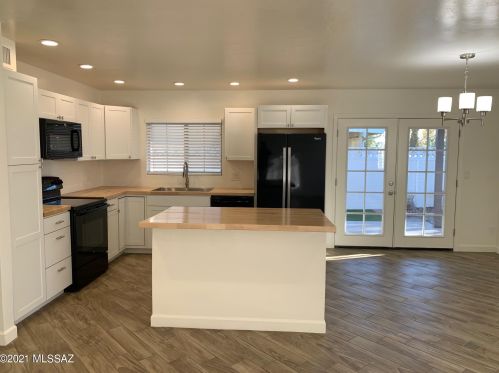 1808 Regina Cleri Dr, Tucson, AZ 85710-8664