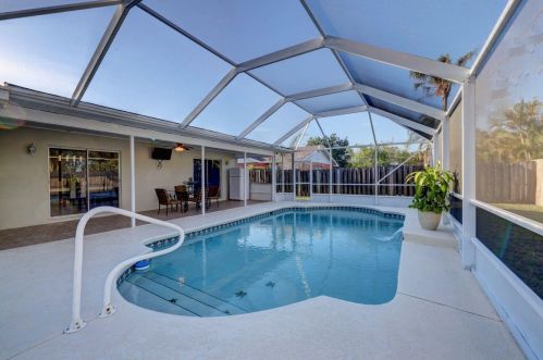 573 Floresta Dr, Fort Pierce FL  34983-8613 exterior