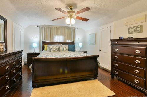 1490 Hartford Tpke, North Haven CT 06473-1245 exterior