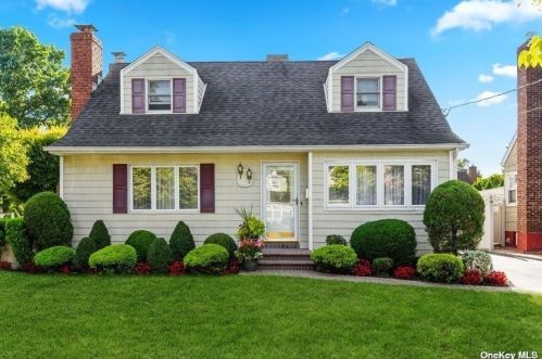 14 Lydia St, Valley Stream NY 11580-2714 exterior