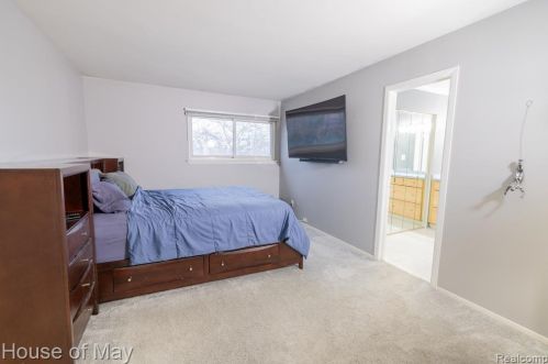 805 Kirts Blvd, Troy MI 48084-4825 exterior