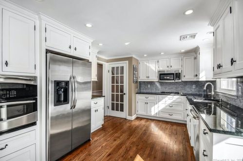 39 Scribner Hl Rd, Wilton CT 06897-2221 exterior