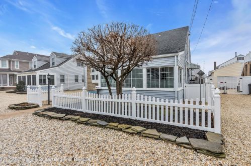 16 Newark Ave, Lavallette, NJ 08735-2705