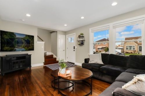 6189 Ozanam Ave, Chicago, IL 60631-1841