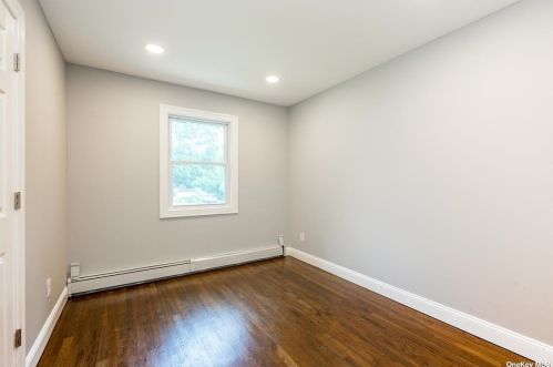 8 Fernwood Dr, Commack NY  11725-4714 exterior