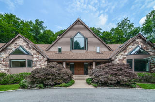 22 Davis Dr, Armonk, NY 10504-3005