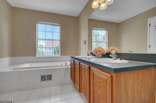 10 Delaney Ct, Bridgewater NJ 08807-5568 exterior