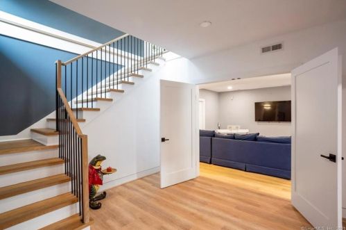 232 Bayberry Ln, Westport CT 06880-4033 exterior