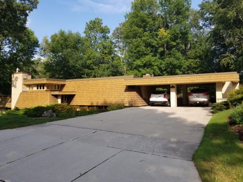 1127 5th St, Manitowoc, WI 54220-2839