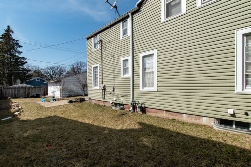 1112 Hickory St, Waukegan IL 60085-1937 exterior