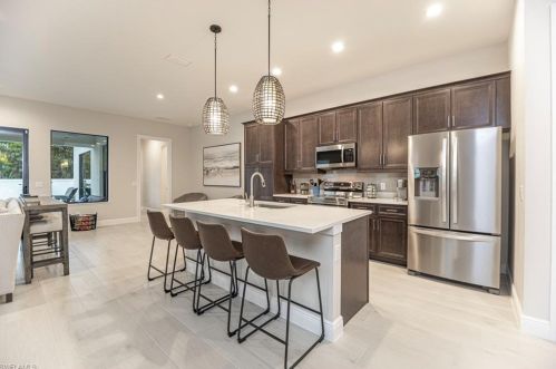 822 105 Ave, Naples FL 34108-1837 exterior