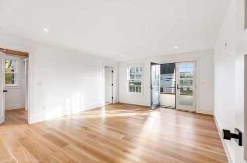 166 Ruggles Ave, Middletown RI 02840-4351 exterior