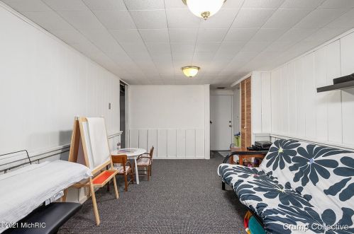 1062 Lockridge Dr, Grand Rapids MI 49505-4841 exterior