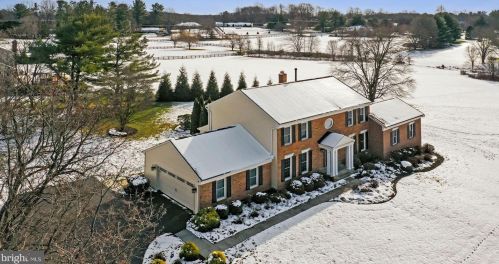 19840 Meredith Dr, Rockville MD 20855-2426 exterior