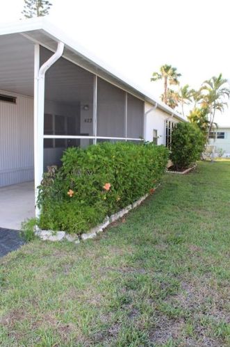 423 Cpe Florida Way, Naples FL 34104-4109 exterior