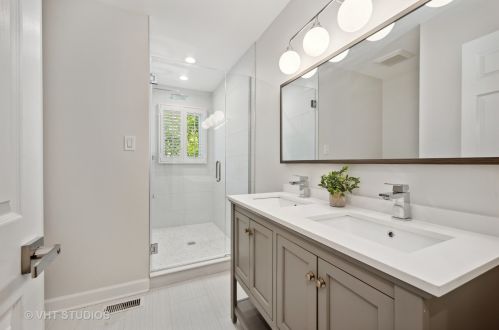 2701 Janssen Ave, Chicago IL 60657-1323 exterior