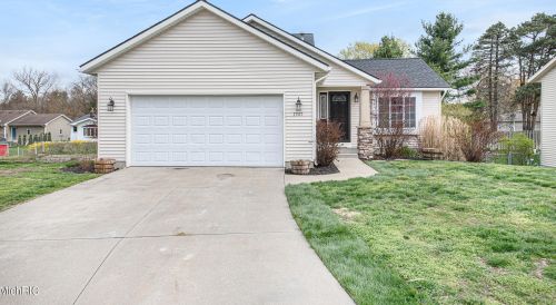 1707 Steff Ct, Wyoming, MI