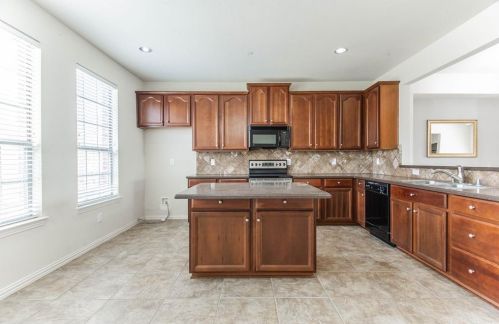 1419 Chase Ln, Irving TX  75063-3421 exterior