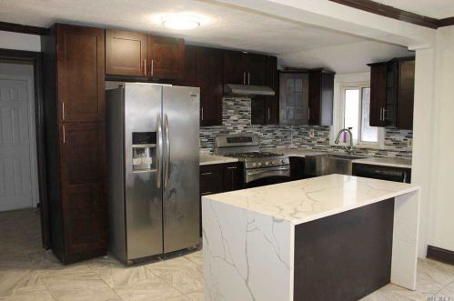 39 Waldinger St, Valley Stream NY 11580-3806 exterior