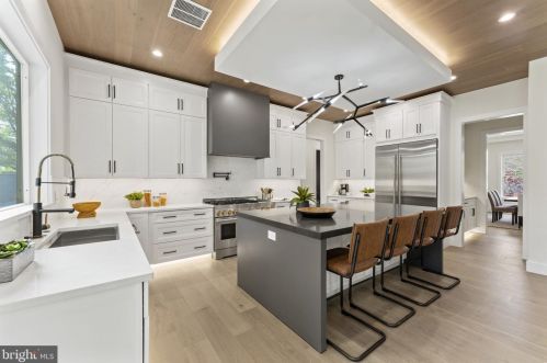 1327 Mayflower Dr, Mc Lean VA 22101-3405 exterior