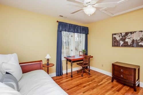 303 Mamanasco Rd, Ridgefield CT 06877-2425 exterior