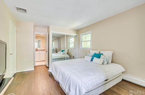 11 Falcon Dr, Edison NJ 08820-2759 exterior