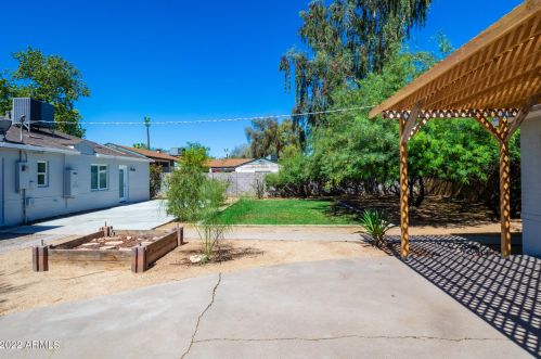 1242 Edgemont Ave, Phoenix AZ 85035-1735 exterior