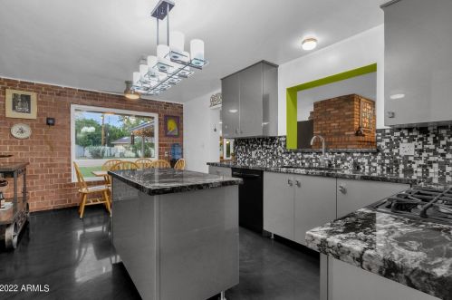 8051 14 Ave, Phoenix AZ 85023-2585 exterior