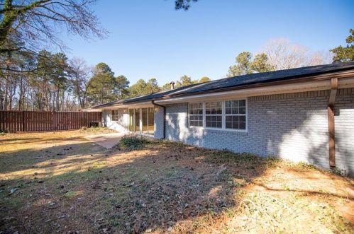 415 Hammond Dr, Atlanta GA 30328-5232 exterior