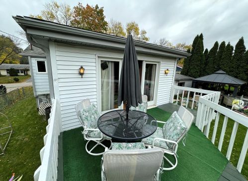 6043 Riv Trl Dr, Milwaukee WI exterior