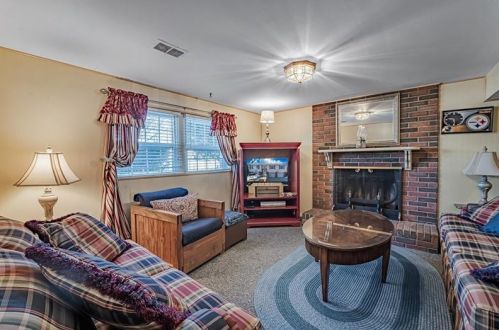 137 Conneaut Dr, Pittsburgh PA 15239-2630 exterior