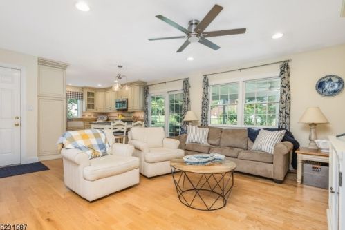 3 Hillside Dr, Clinton NJ 08809-1244 exterior