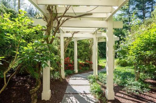 26 Day Rd, Armonk NY 10504-2408 exterior