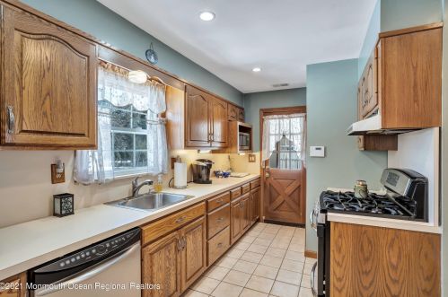 130 Floyd St, Edison NJ 08820-2101 exterior