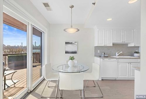 102 Adams Ct, Edgewater NJ 07020-1654 exterior