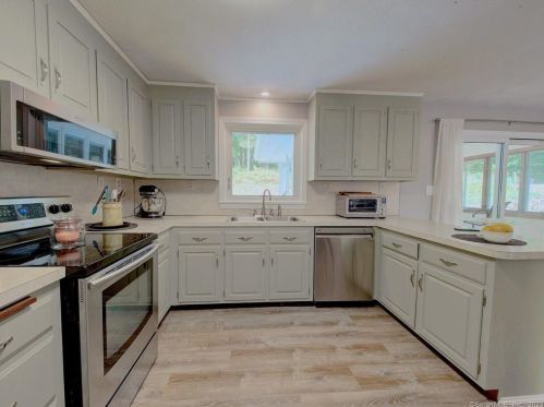 39 Tra Mart Dr, Uncasville CT  06382-1115 exterior