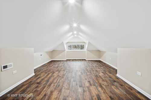 8232 Luella Ave, Chicago IL 60617-1842 exterior