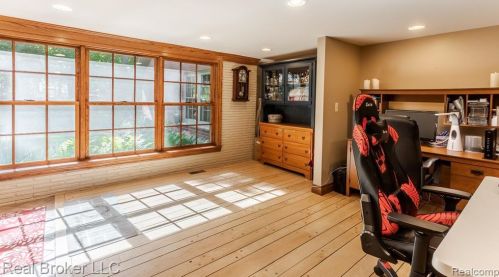 1300 Grandview Dr, Rochester MI 48306-4038 exterior