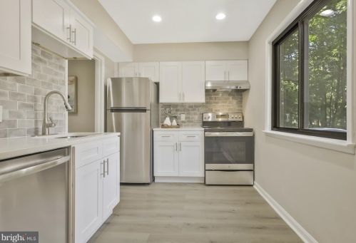 2361 Emerald Hts Ct, Herndon VA 20191-1752 exterior