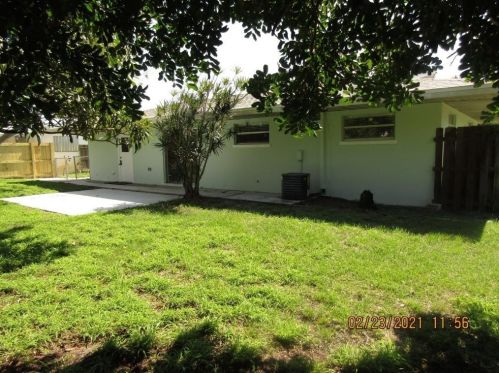 130 Wisteria Ave, Fort Pierce FL 34982-5907 exterior