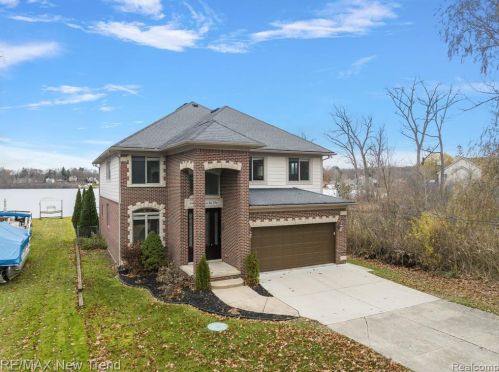 692 Appalachi St, Walled Lake MI  48390-1005 exterior